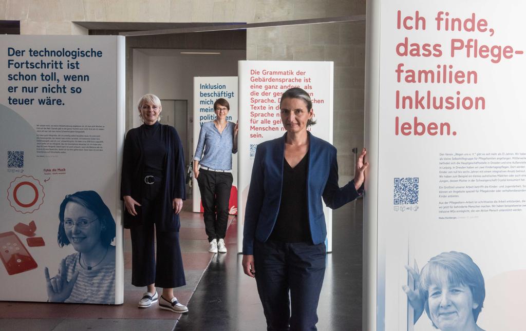 Das Ausstellungsteam steht in der Ausstellung im Hygiene-Museum