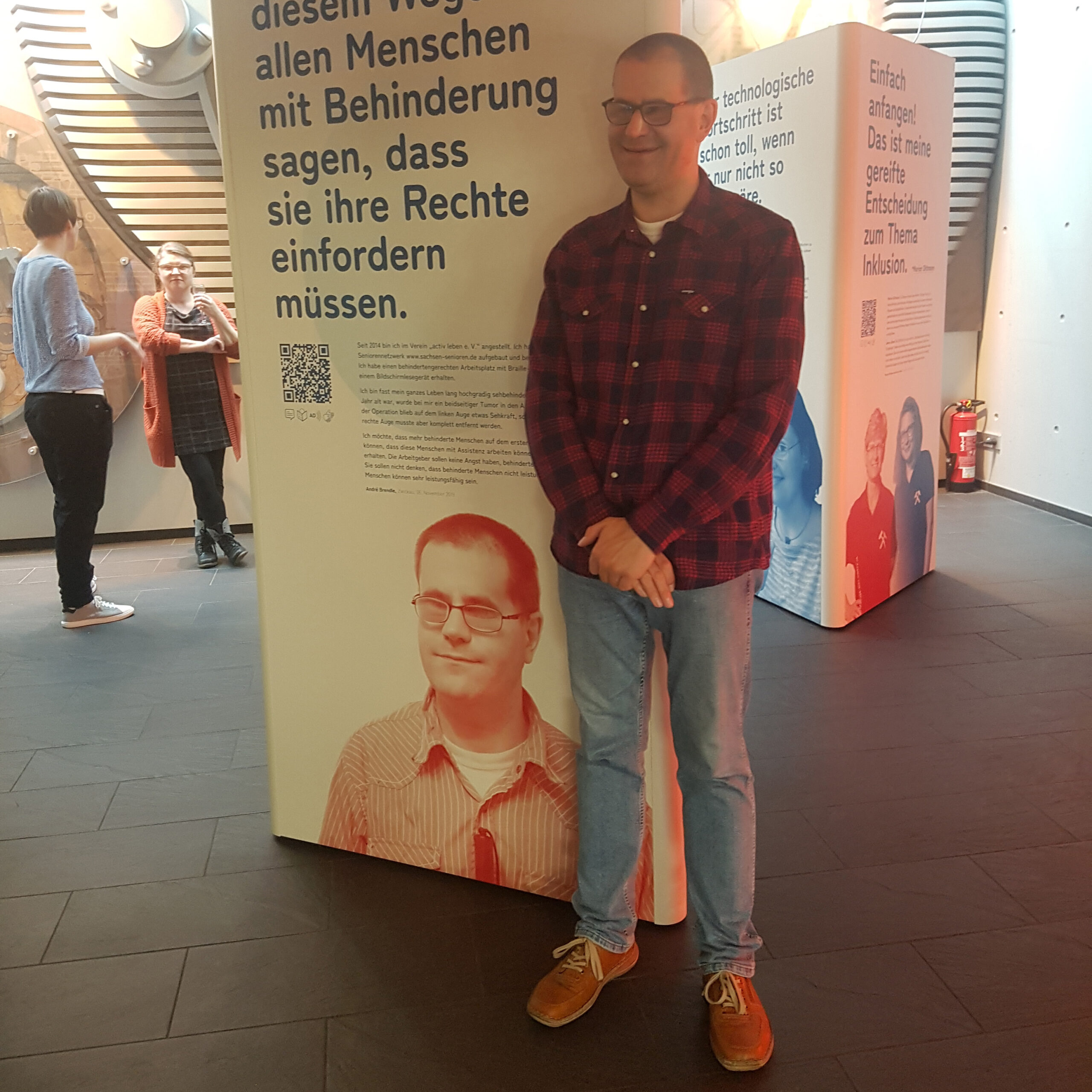 André Brendle vor "seiner" Ausstellungswand
