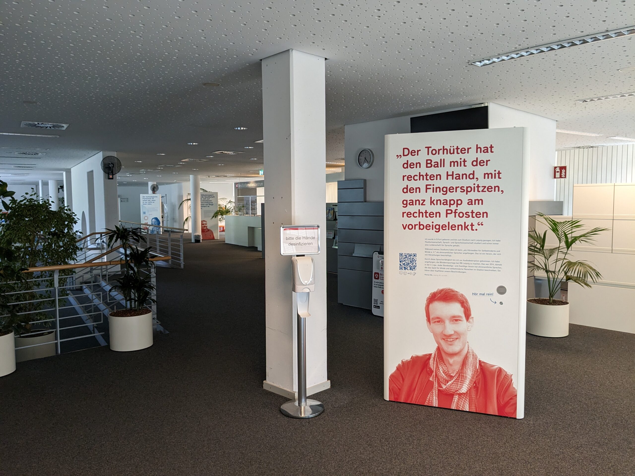 Blick von oben auf die Eröffnungsveranstaltung, dabei ist die Tanzperformance vm Tanzlabor zu sehen
