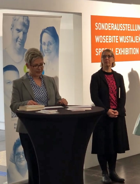 Dr. Romy Reinisch spricht zu den Gästen